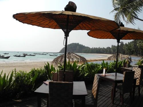 Essen mit Blick aufs Meer am Ngapali Beach