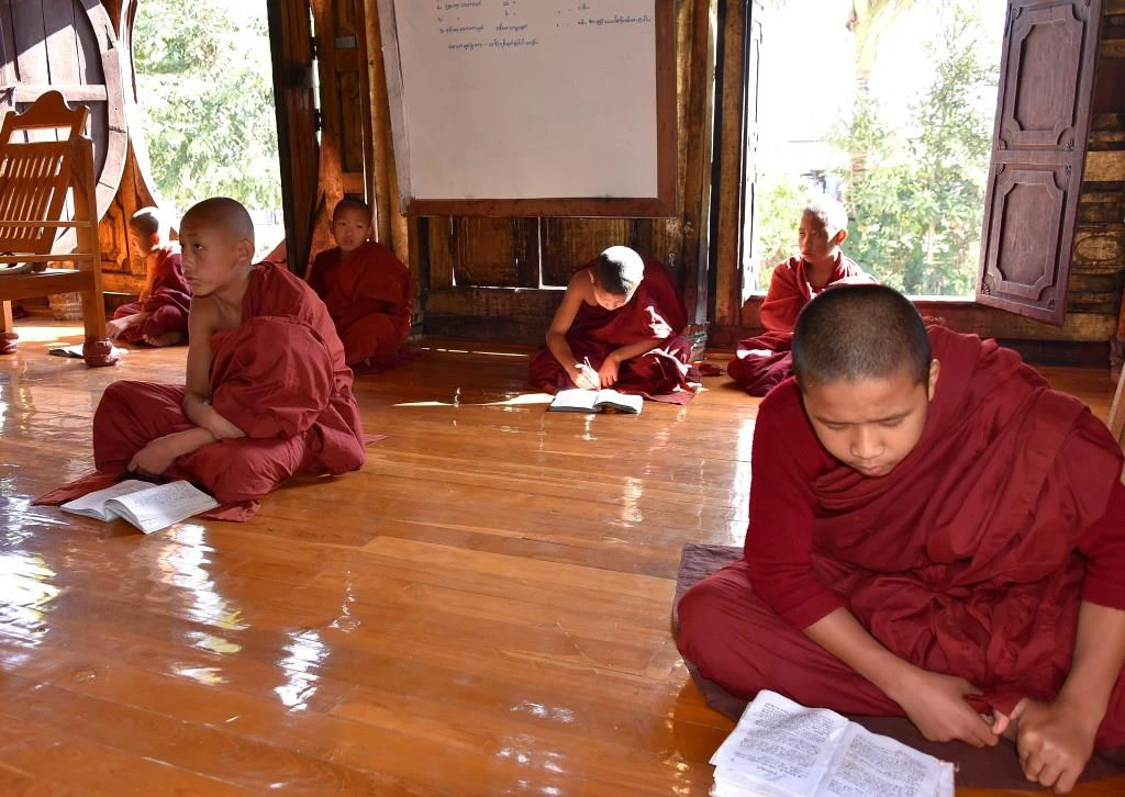 Mönche beim Unterricht am Inle-See