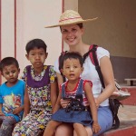 Reisespezialistin Alena mit Kindern in Myanmar