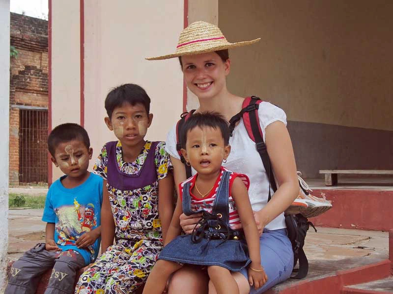 Reisespezialistin Alena mit Kindern in Myanmar