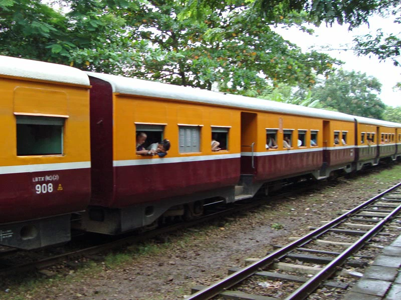 Pendlerzug in Yangon