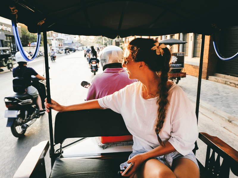 Touristin im Tuk Tuk in Phnom Penh