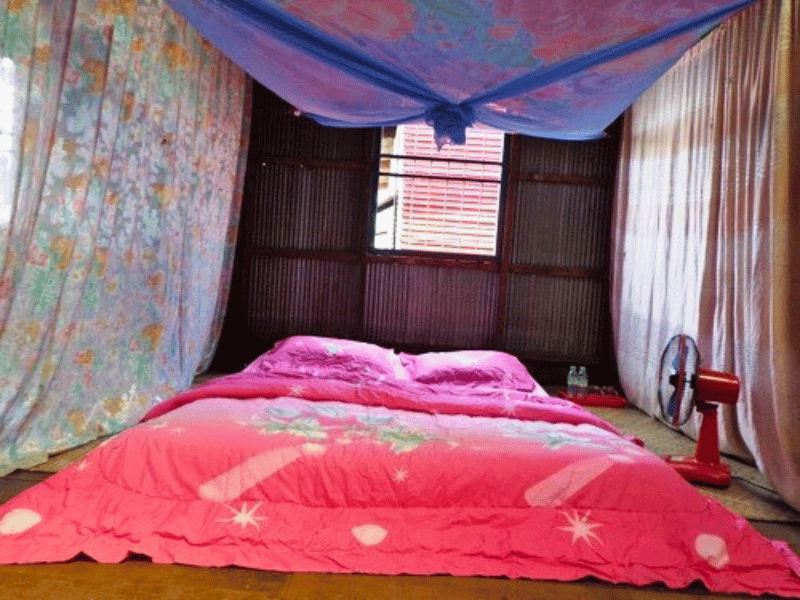 Bett im Homestay auf dem Tonle Sap See im Kambodscha