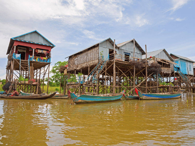 Häuser am Wasser am Tonle Sap See im Kambodscha