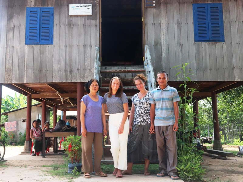 Touristen zu Gast bei einer einheimischen Familie in Kambodscha