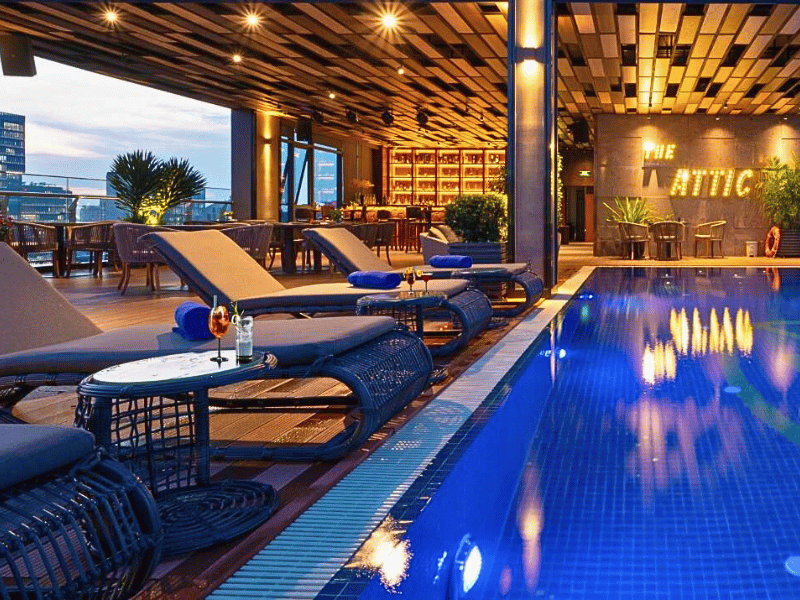 Pool im komfortablen Hotel in Saigon, Vietnam