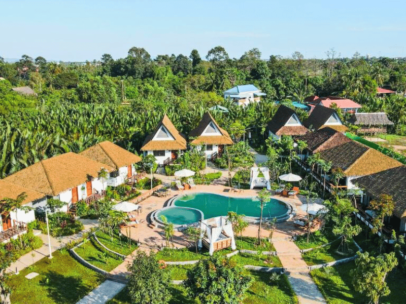 Hotelanlage mit Pool in Kampot, Kambodscha