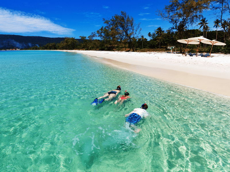 Touristen schnorcheln vor der Insel Koh Rong in Kambodscha