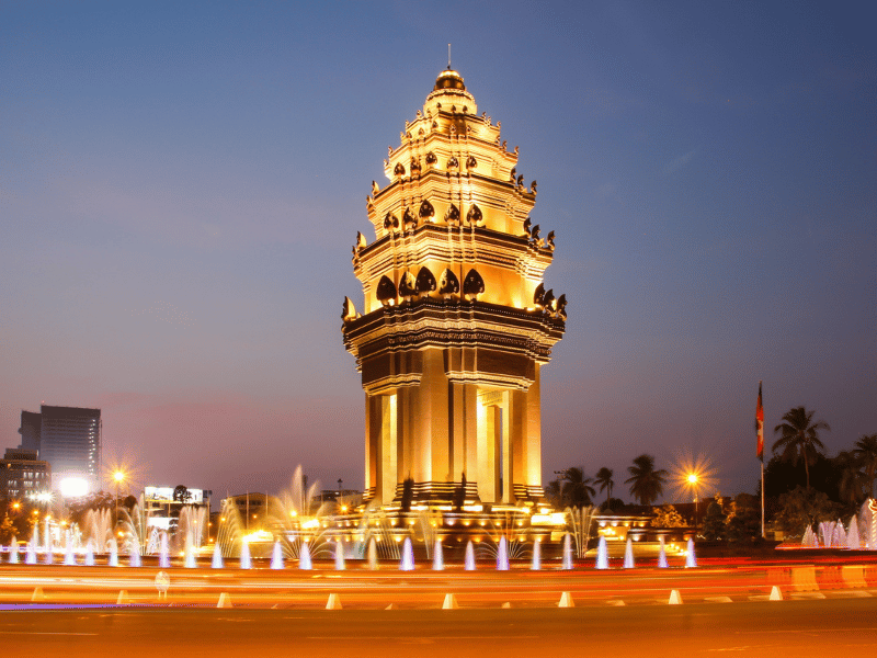 Beleuchtetes Monument in Phnom Penh in Kambodscha