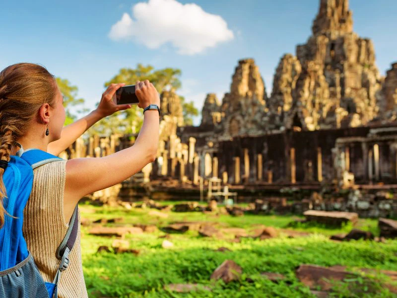 Tourist macht ein Foto von einem Tempel in Angkor Wat Kambodscha