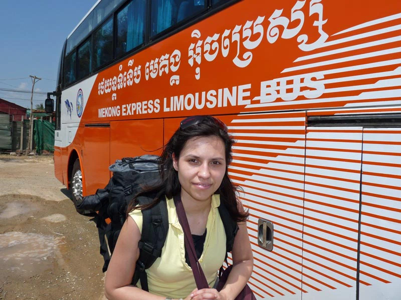 Frau am Busterminal in Kambodscha