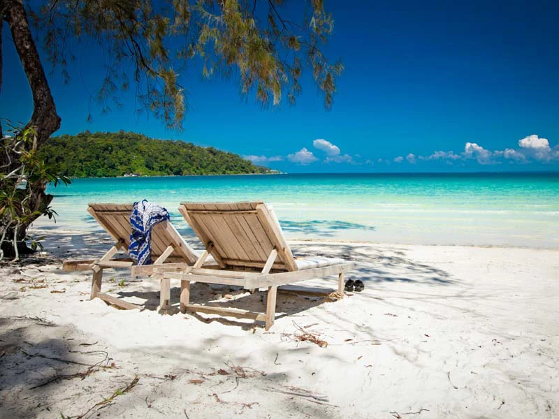 Strandliegen am Koh Rong Samloem in Kambodscha
