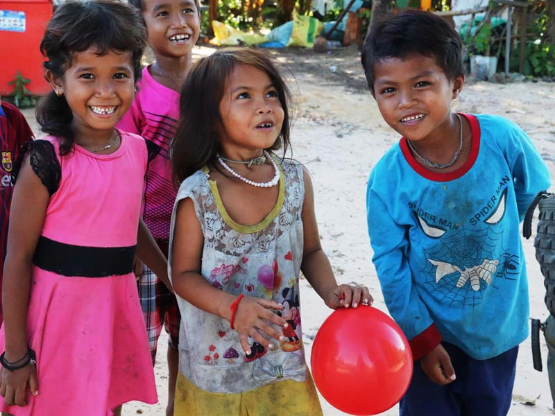 Kinder im Dorf bei Sambor Prei Kuk in Kambodscha