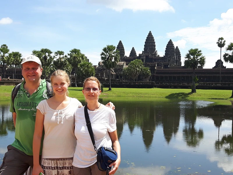 Familie vor dem See am Angkor Wat See