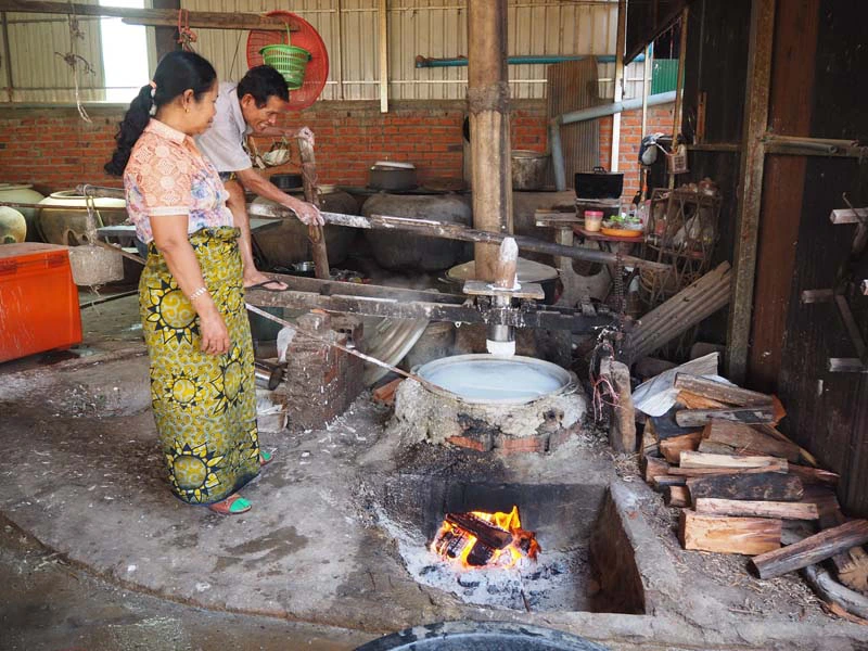 Einheimische beim Kochen in Battambang Kambodscha