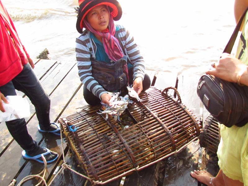 Fischer auf dem Krabbenmarkt in Kep Kambodscha
