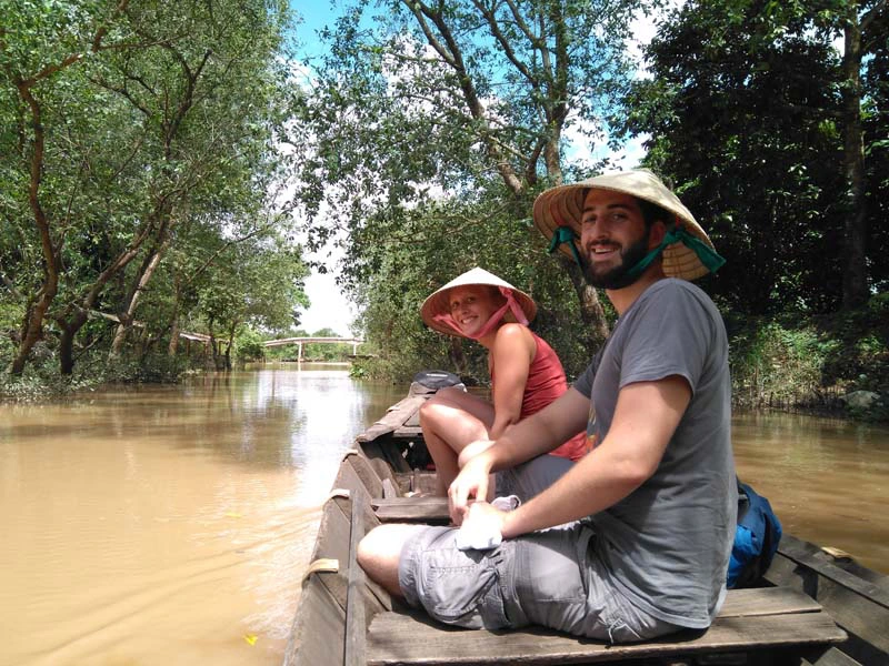 Touristen auf einem Boot im Mekong-Delta auf dem Weg von Vietnam nach Kambodscha