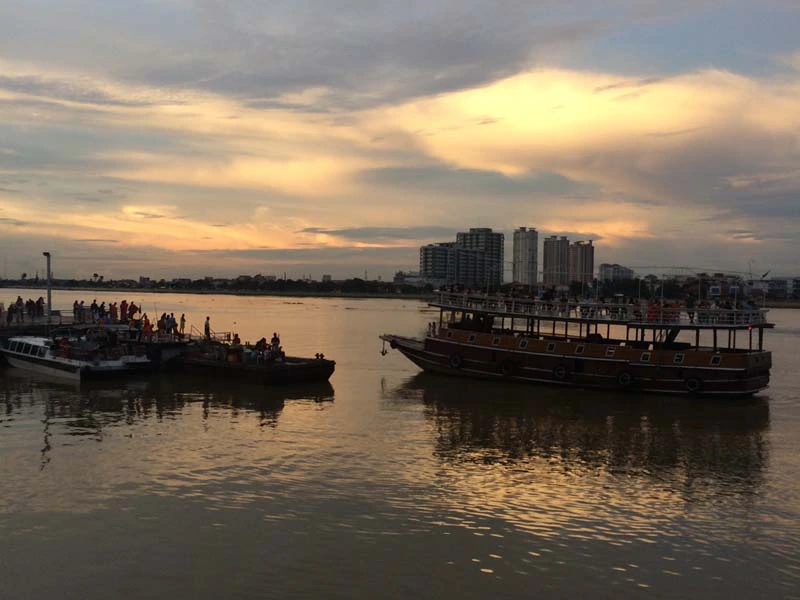 Bootstour auf dem Mekong bei Sonnenuntergang in Kambodscha
