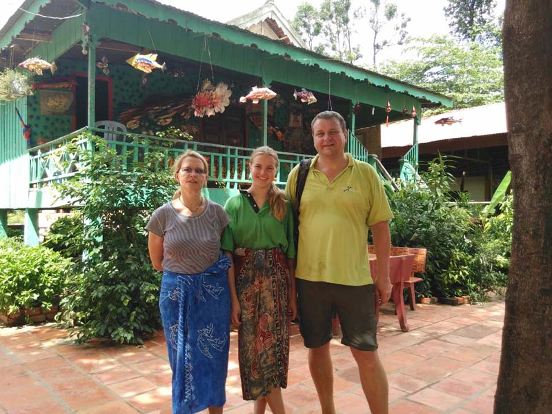 Touristen bei einem Ausflug auf Koh Dach in Kambodscha