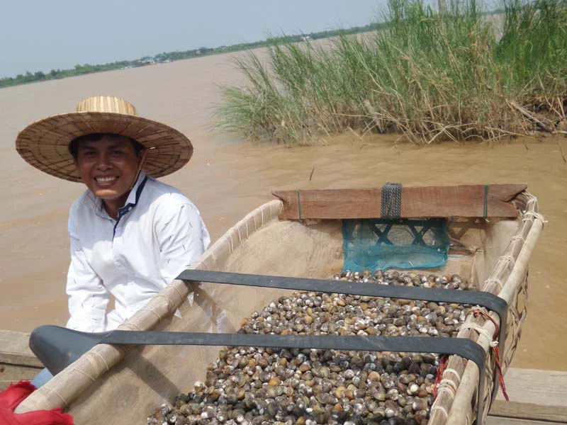 Bootsverkäufer bei Koh Dach in Kambodscha