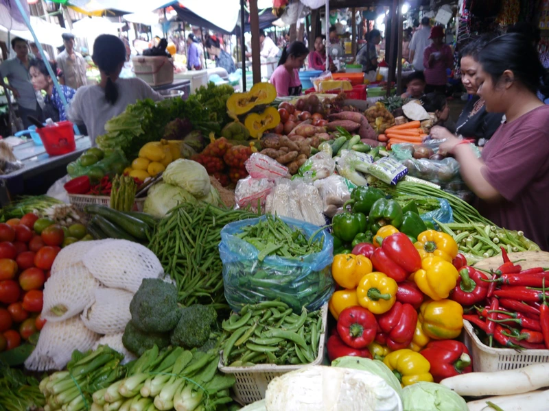 Frische Lebensmittel einkaufen auf dem Markt in Kambodscha
