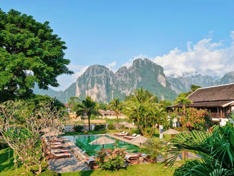 Pool im komfortablen Hotel in Vang Vieng