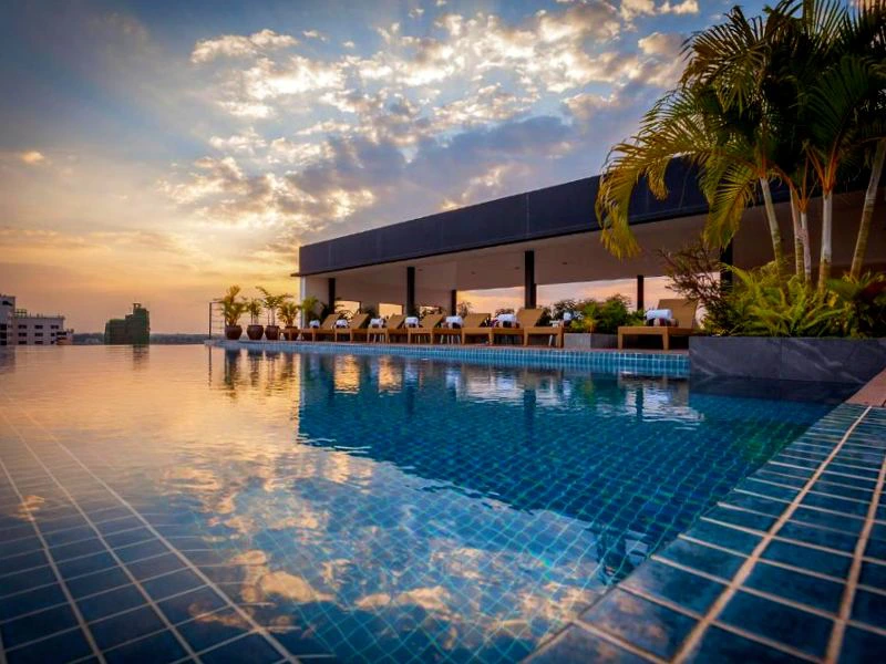 Pool im komfortablen Hotel in Vientiane, Laos