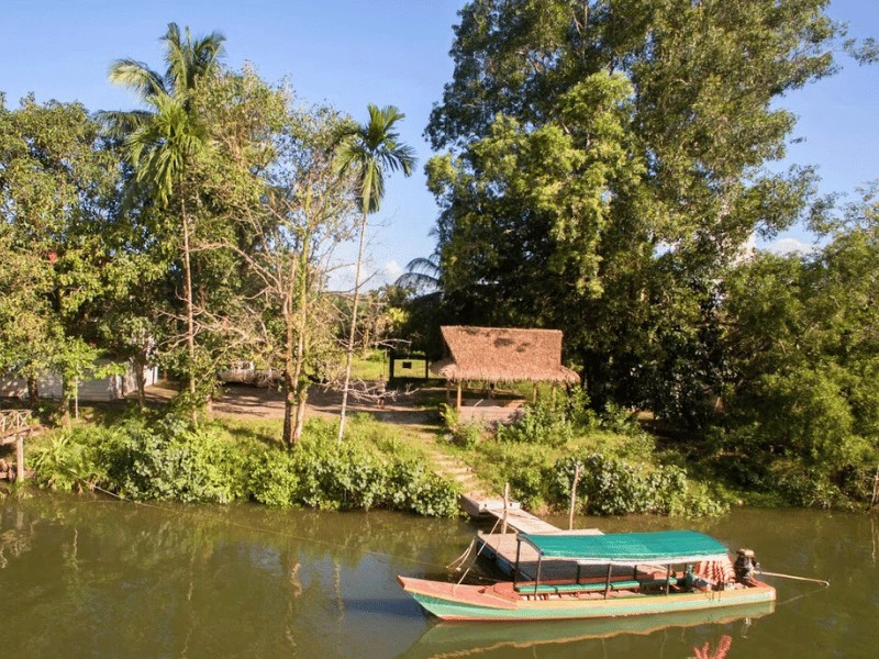 Pier mit Boot vom Cardamom Tented Camp in Kambodscha