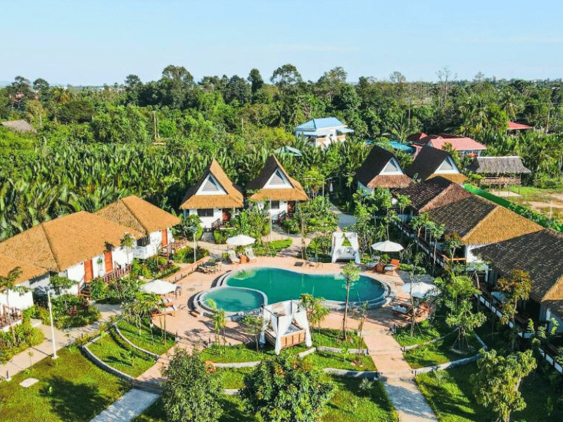 Hotel mit Pool und grüner Anlage in Kampot Kambodscha