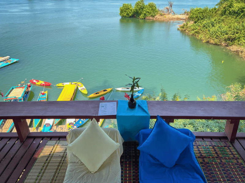 Terrasse mit Blick auf den Mekong in Stung Treng Kambodscha