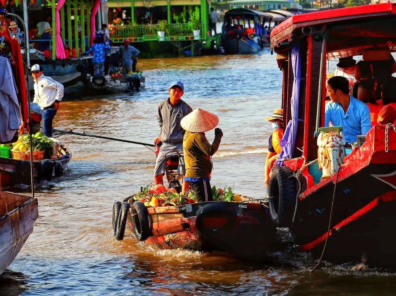 Boote auf dem Schwimmenden Markt im Mekong Delta Vietnam