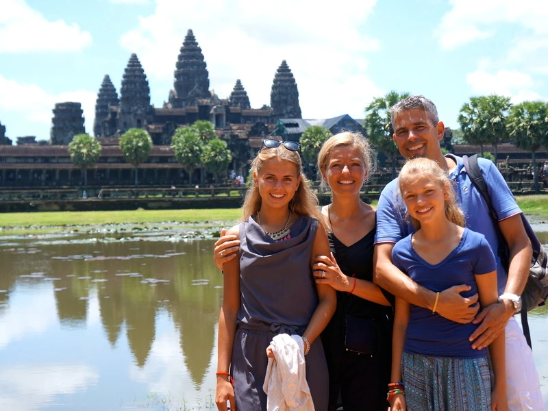 Familie vor Angkor Wat