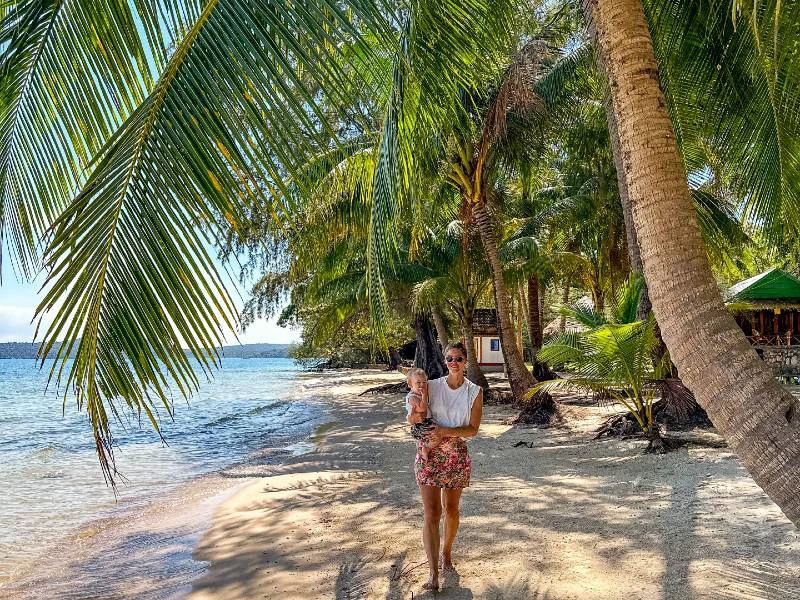 Frau am Strand von Koh Rong