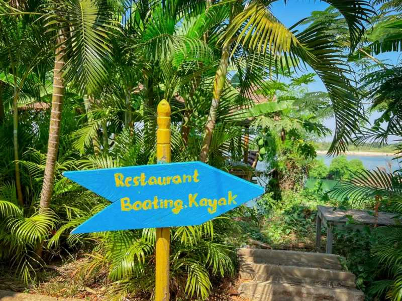 Wegweiser im Hotel in Stung Treng, Kambodscha