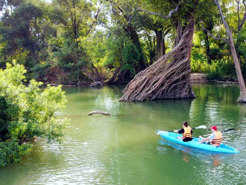 Kajakfahrer auf dem Mekong bei Stung Treng Kambodscha