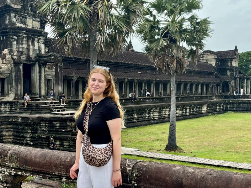 Reisespezialistin Hanna in Angkor Wat in Kambodscha