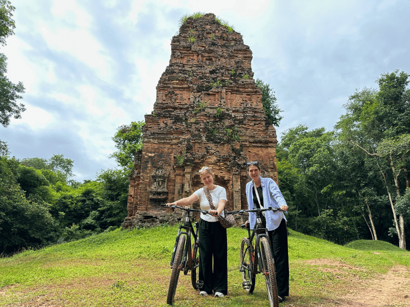 Zwei Touristinnen bei einer Fahrradtour in Sambor Prei Kuk