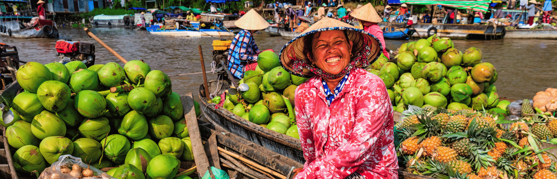Einheimische Frauen auf dem Schwimmenden Markt von Cai Rang in Vietnam