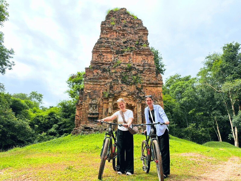 Frauen mit Rad in Sambor Prei Kuk in Kambodscha