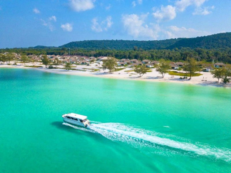 Strand am komfortablen Hotel auf Koh Rong, Kambodscha