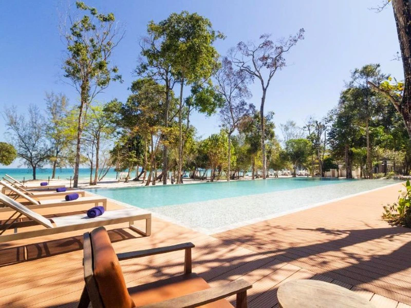 Pool im Hotel auf Koh Rong Samloem, Kambodscha