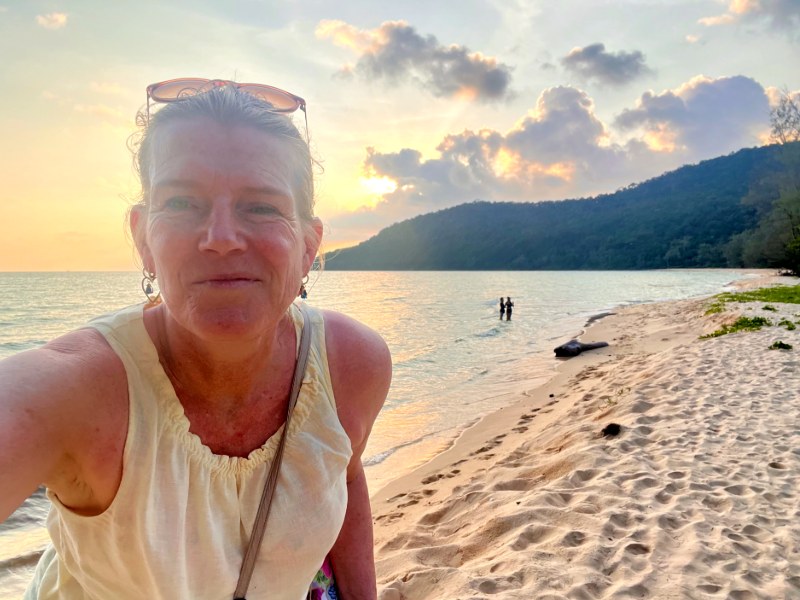 Touristin bei Sonnenuntergang am Strand von Koh Rong Samloem, Kambodscha