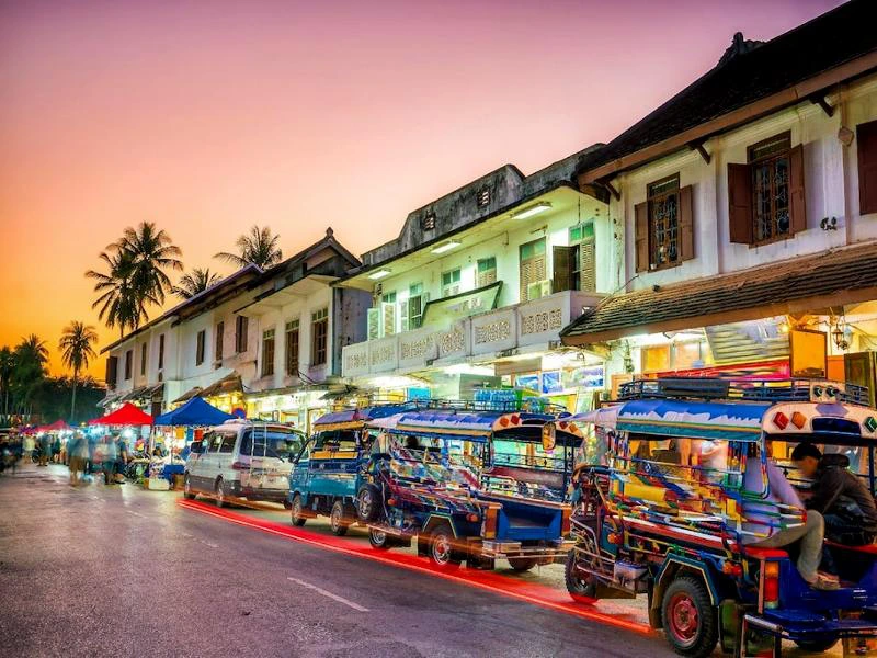 Tuk Tuks auf der Straße bei Sonnenuntergang in Luag Prabang in Laos
