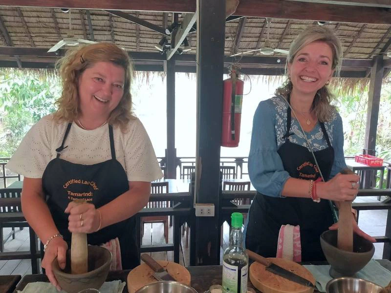 Touristen beim Kochkurs in Luang Prabang Laos