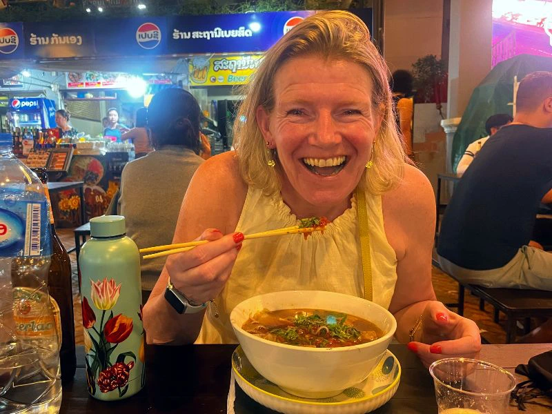 Tourist beim Essen auf dem Nachtmarkt in Luang Prabang Laos