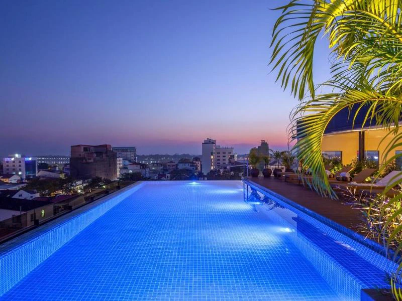 Pool im komfortablen Hotel in Vientiane, Laos