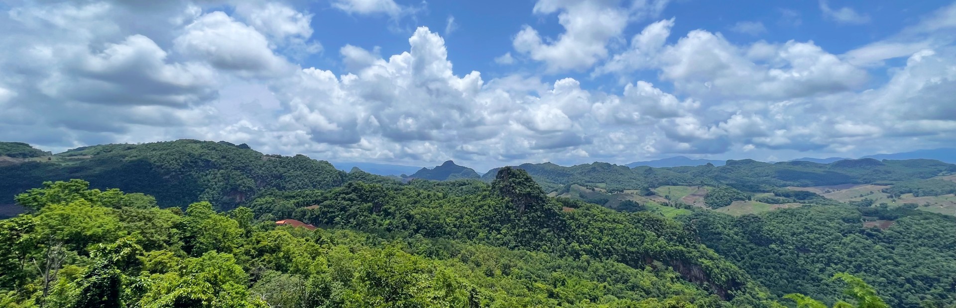 Grüne und bergige Landschaft bei Luang Prabang in Laos