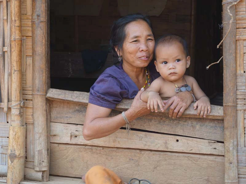 Einheimische Frau mit Kind in Laos