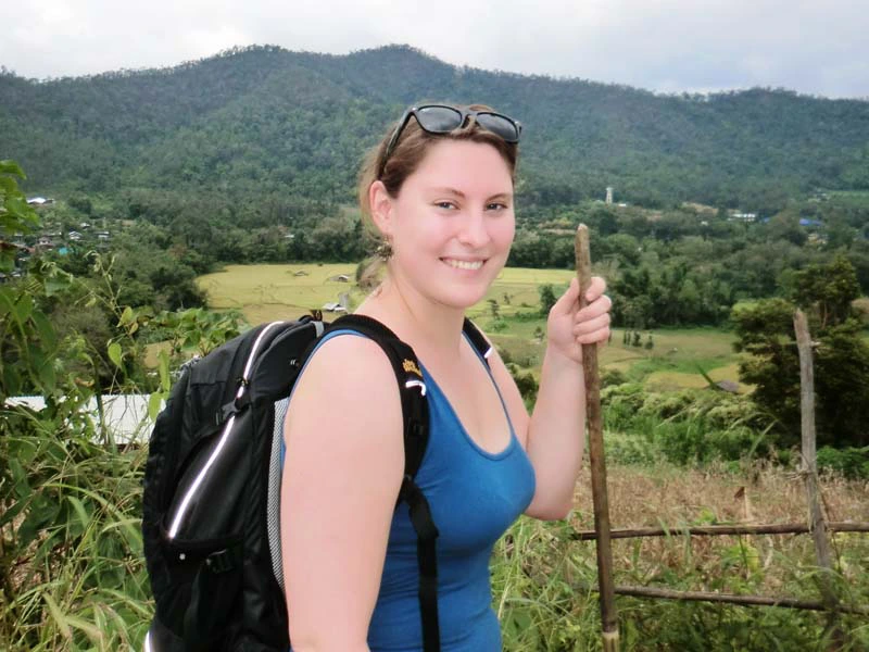Reisespezialistin Franziska beim Wandern in Laos