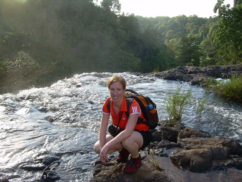 Tourist beim Trekking zum Ursprung des Wasserfalls in Laos